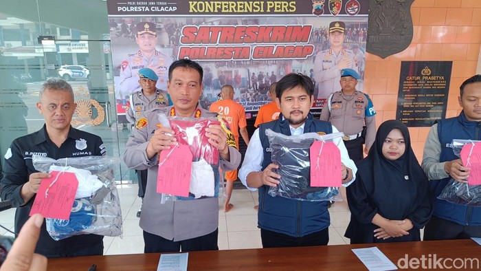 Wakapolresta Cilacap, AKBP Arief Fajar Satria menunjukkan barang bukti berikut pelaku tindak pidana persetubuhan anak di bawah umur di Mapolresta Cilacap, Sabtu (30/12/2023).