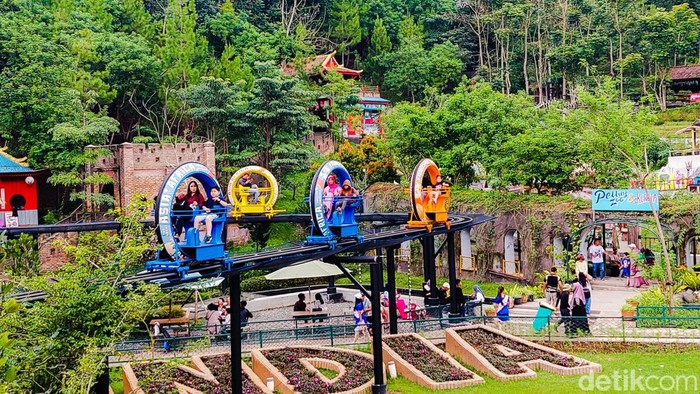 Pengunjung Menjajal Wahana Sky Ride di The Great Asia Africa Lembang. (Foto: Whisnu Pradana)