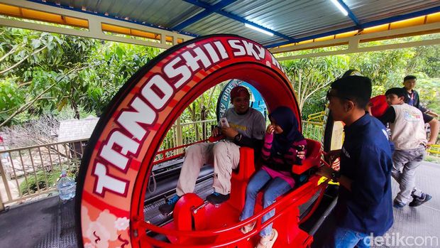 Pengunjung Menjajal Wahana Sky Ride di The Great Asia Africa Lembang. (Foto: Whisnu Pradana)