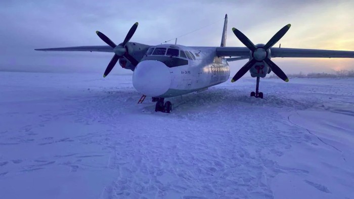 Pesawat Polar Airlines mendarat di sungai beku
