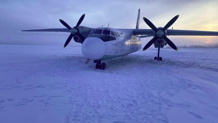 Pesawat Polar Airlines mendarat di sungai beku