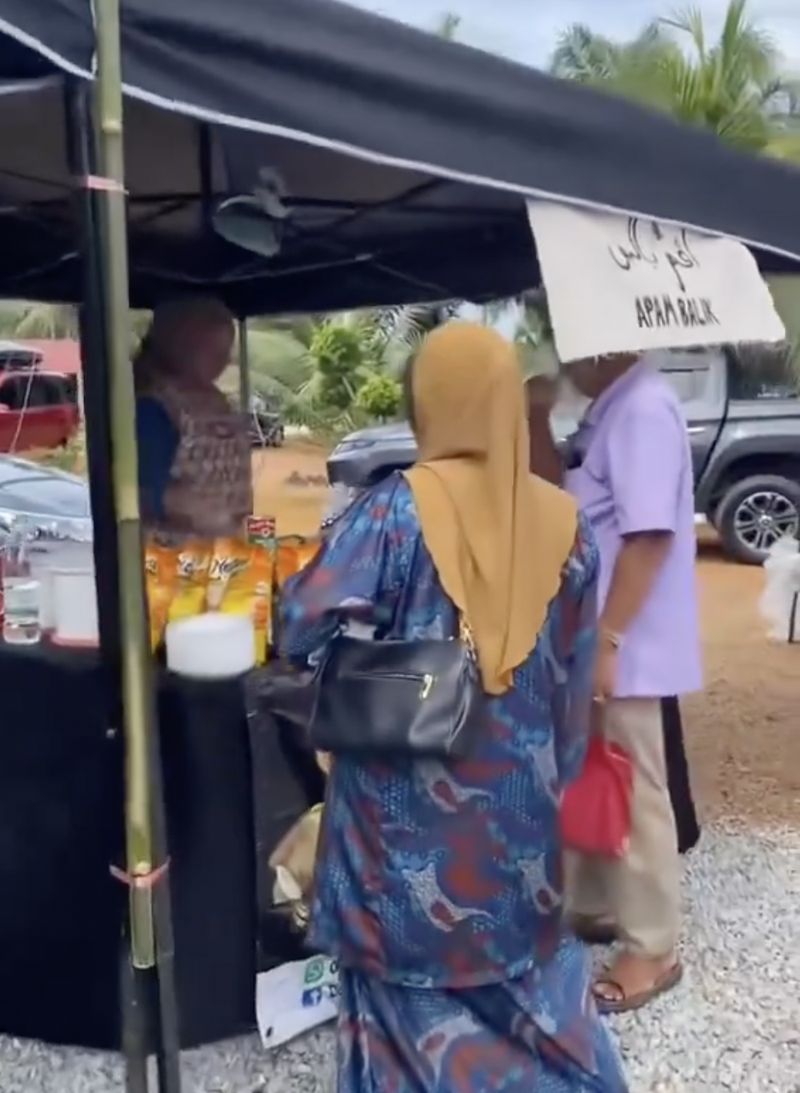 Makanan yang disajikan pada pesta pernikahan ini mirip dengan bazar makanan