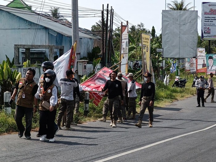 Petugas melakukan penertiban alat peraga kampanye (APK) di Kabupaten Bantul. Foto diunggah Sabtu (30/12/2023).