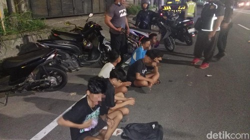 Polisi menangkap remaja yang melakukan balap liar di Denpasar.