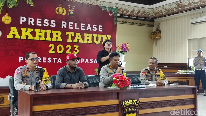Konferensi pers akhir tahun di Polresta Denpasar, Sabtu (30/12/2023). (I Wayan Sui Suadnyana/detikBali)