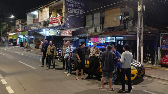 Polsek Tebet meningkatkan patroli mengantisipasi tawuran susulan di kawasan Tebet, Jakarta Selatan.