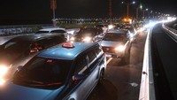 Kemacetan itu terjadi sejak Jumat sore akibat padatnya kendaraan yang melintas di kawasan jalan akses Bandara I Gusti Ngurah Rai pada musim liburan akhir tahun.