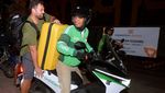 Turis Jalan Kaki-Naik Ojol Gegara Akses ke Bandara Ngurah Rai Macet Parah