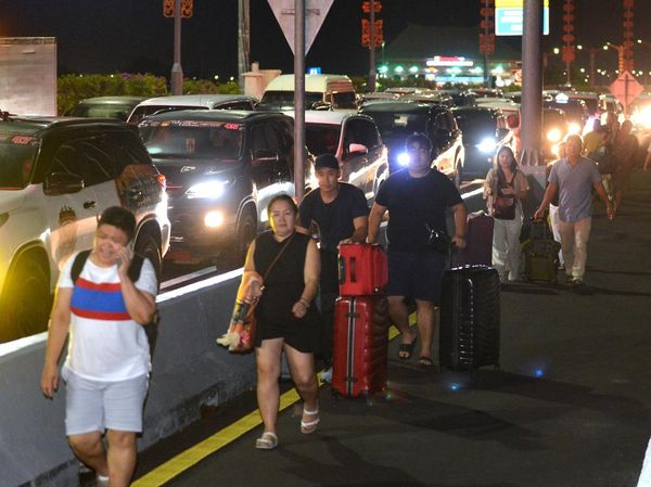 Turis Jalan Kaki-Naik Ojol Gegara Akses ke Bandara Ngurah Rai Macet Parah