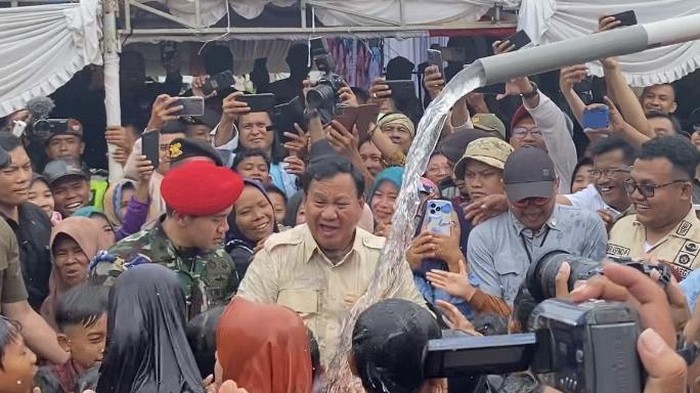 Prabowo saat main air bareng anak-anak di Sukabumi