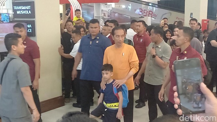 Presiden Joko Widodo (Jokowi) dan Jan Ethes di Solo Paragon Mall, Sabtu (30/12/2023).
