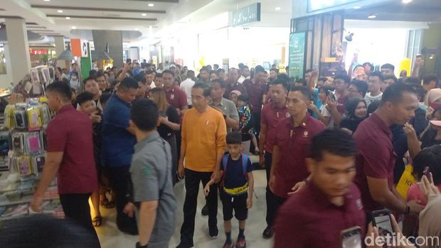 Presiden Joko Widodo (Jokowi) dan Jan Ethes di Solo Paragon Mall, Sabtu (30/12/2023).
