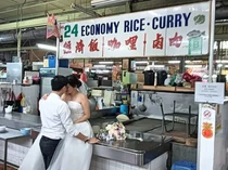 Unik! Pasangan Ini Pilih Foto Prewedding di Pasar Tradisional