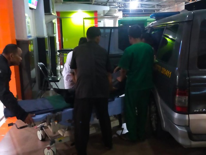 Pria inisial APJ (20) asal Bantul dibawa ke RSJD Wedi, Klaten, Jumat (29/12/2023) malam. Dia tak sadarkan diri setelah diamankan petugas saat berlari ke arah kereta yang melintas di Stasiun Srowot Klaten.
