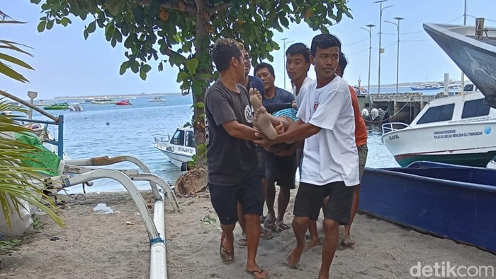 Proses evakuasi wisatawan asal Jogja yang tewas setelah berenang di Gili Air, Lombok.