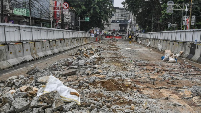 Proyek LRT Velodrome-Manggarai Bersanding dengan Kemacetan, Ini Potretnya Sejumlah kendaraan terjebak macet karena penyempitan jalan imbas pembangunan jalur kereta ringan atau 'light rail transit' (LRT) Jakarta Fase 1B Rute Velodrome-Manggarai di kawasan Manggarai, Jakarta, Jumat (29/12/2023). Direktur PT Jakarta Propertindo (JakPro) Iwan Takwin menjamin tak akan ada penutupan jalan, hanya akan melakukan rekayasa lalu lintas tetap karena penyempitan lajur selama proyek pembangunan LRT Fase 1B rute Velodrome-Manggarai. ANTARA FOTO/Galih Pradipta