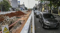 Sejumlah kendaraan terjebak macet karena penyempitan jalan imbas pembangunan jalur kereta ringan atau light rail transit (LRT) Jakarta Fase 1B Rute Velodrome-Manggarai di kawasan Manggarai, Jakarta, Jumat (29/12/2023). 