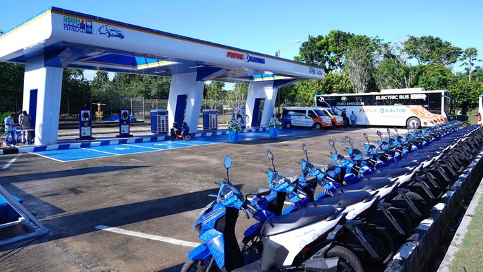 PT Pupuk Kalimantan Timur (Pupuk Kaltim) mulai mengoperasikan Stasiun Pengisian Kendaraan Listrik (SPKL) untuk mendukung aktivitas kendaraan operasional perusahaan. Pengoperasian stasiun ditandai peresmian langsung oleh Direktur Utama bersama jajaran Direksi dan Dewan Komisaris Pupuk Kaltim, Rabu (27/12) lalu.
