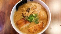 Jika biasanya ramen di Jepang umumnya dibanderol sekitar 100 Yen, di Menya Musashi ada ramen yang harga 10 kali lipat. Semangkuk ramen di sini bisa dibeli minimal dengan harga Rp 130.000 atau 1.000 Yen. Foto: Istimewa