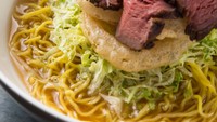 Chef Yuji Wakiya pernah menyajikan ramen dengan permintaan kliennya yang seorang sultan. Seporsi ramennya dijual hingga Rp 2,7 juta per mangkuk! Foto: Istimewa