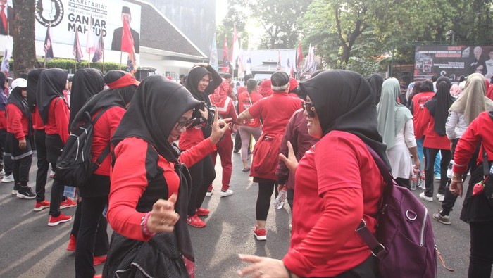 Ratusan Emak-emak Ikut Senam di Markas Pemenangan Ganjar-Mahfud Tim Pemenangan Daerah (TPD) Ganjar-Mahfud Provinsi DKI Jakarta menggelar olahraga bersama ratusan warga bertajuk 'Senam Sat Set' di posko pemenangan, Jalan Hang Lekir XII No.3, Kebayoran Baru, Jakarta Selatan, Sabtu (30/12/2023).