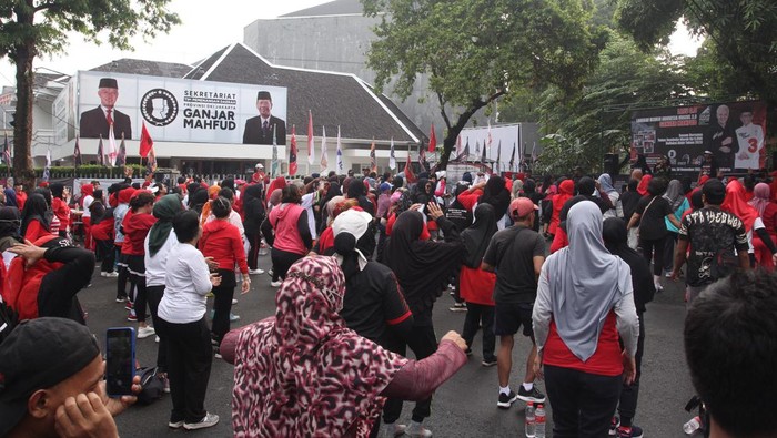 Tim Pemenangan Daerah (TPD) Ganjar-Mahfud Provinsi DKI Jakarta menggelar olahraga bersama ratusan warga bertajuk 'Senam Sat Set' di posko pemenangan, Jalan Hang Lekir XII No.3, Kebayoran Baru, Jakarta Selatan, Sabtu (30/12/2023).