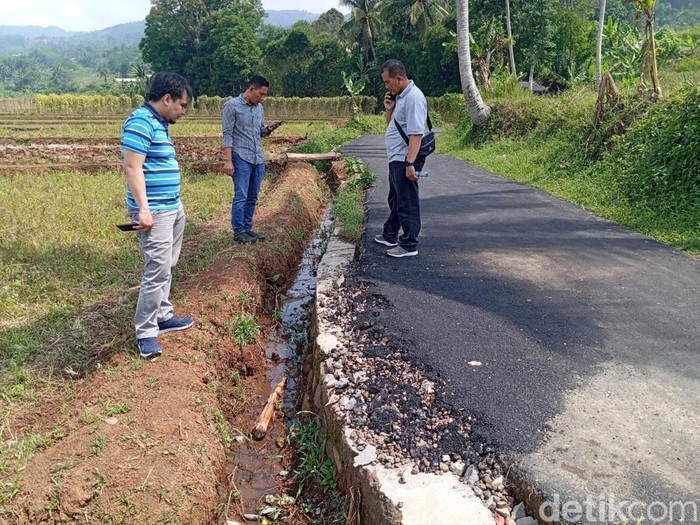 Saat anggota Unit Tipikor Sat Reskrim Polres Sukabumi Kota mengecek lokasi jalan aspal yang baru dibangun namun mudah mengelupas.