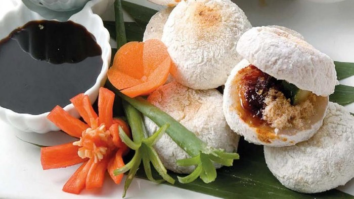 Sajian menu pempek panggang yang menjadi makanan khas Palembang.