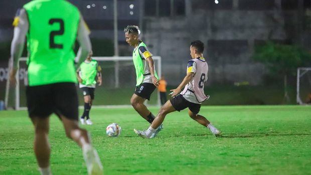 Sesi latihan PSIM Jogja di Maguwoharjo Football Park, Jumat (29/12/2023).