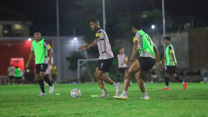 Sesi latihan PSIM Jogja di Maguwoharjo Football Park, Jumat (29/12/2023).