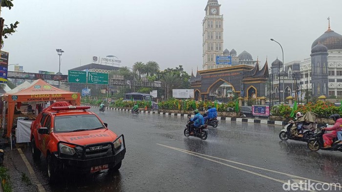 Simpang Gadog, Bogor diguyur hujan deras, Sabtu (30/12/2023) siang ini.