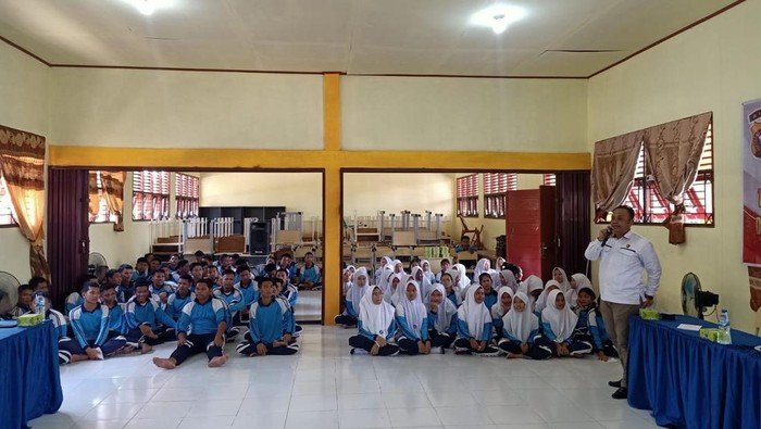 Sosialisasi pemilu damai yang digelar Polres Rohil di SMA 4 Tanah Putih, Rokan Hilir, Riau. (Dok Polres Rohil)