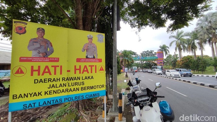 Spanduk imbauan rawan kecelakaan di Jalan Raya Nasional Ciamis, tepatnya simpang Taman Makam Pahlawan sebelum gapura selamat datang Ciamis.