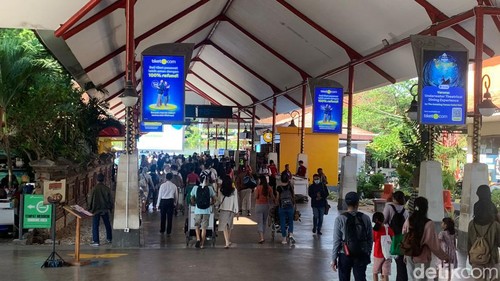 Suasana kedatangan penumpang di Bandara Ngurah Rai, Bali.