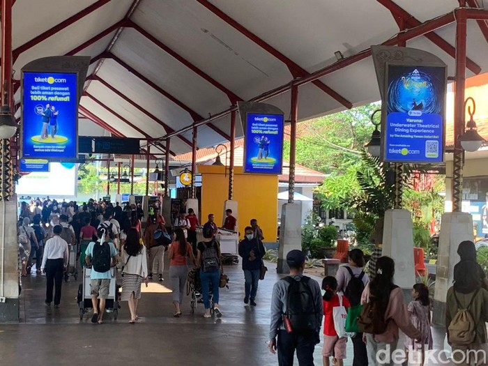 Suasana kedatangan penumpang di Bandara Ngurah Rai, Bali.