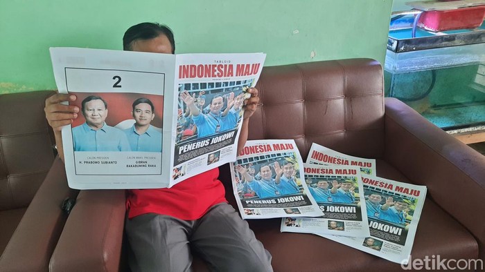 Warga kembali menerima sejumlah tabloid Indonesia Maju di Kudus, Sabtu (30/12/2023).