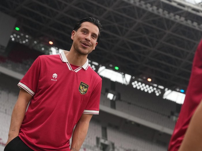Thom Haye saat mengunjungi Stadion Utama Gelora Bung Karno.