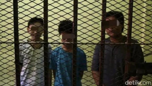 Tiga tersangka pengeroyok waria di Kupang.