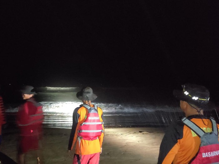 Tim SAR gabungan menyisir area Pantai Jetis, Kabupaten Cilacap untuk mencari satu wisatawan asal Kabupaten Bekasi yang hilang terseret ombak, Jumat (29/12/2023) malam.