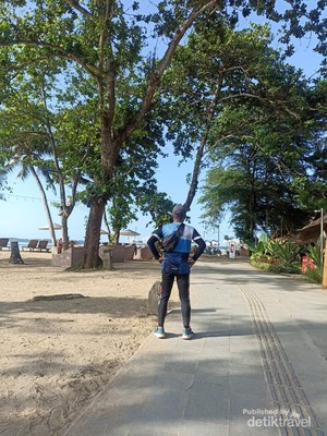 Asyiknya Jalan-jalan Santai di Pantai Sanur