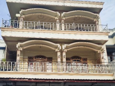 Villa Albarokah berlokasi di Jalan Raya Telaga Sarangan No 109, Sarangan I, Kabupaten Magetan. Villa ini memiliki lokasi yang strategis, sebab berjarak sekitar 50 meter dari Telaga Sarangan.