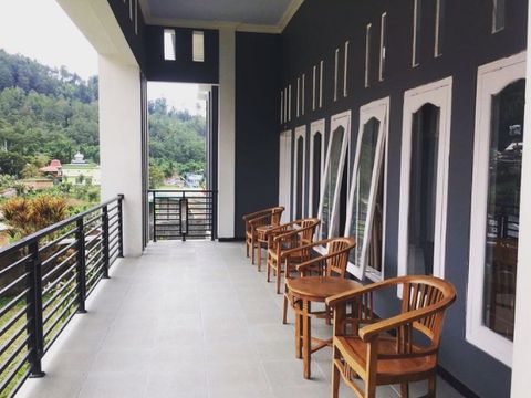Villa Gunawan terletak di Jalan Raya Sarangan Gang Bantarangin RT.07/RW.01, Telaga Pasir, Sarangan, Kecamatan Plaosan, Kabupaten Magetan. Apabila ingin menginap di villa ini maka dapat menghubungi nomor telepon: 0858-6851-1200.