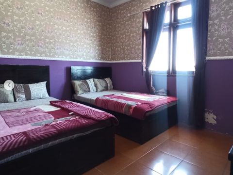 Villa Melati berlokasi di Ngluweng, Sarangan, Kecamatan Plaosan, Kabupaten Magetan. Untuk dapat bertanya lebih lanjut maka dapat menghubungi nomor telepon: 081555405081.