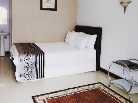 Villa Tiara berlokasi di Jalan Raya Telaga Sarangan, RT.06/RW.01, Telaga Pasir, Sarangan, Kecamatan Plaosan, Kabupaten Magetan. Apabila ingin menginap di villa ini maka dapat menghubungi nomor telepon: (0351) 888263 atau 081335623403.