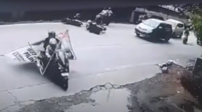 Viral di media sosial video CCTV yang menunjukkan baliho Partai Solidaritas Indonesia (PSI) ambruk dan mengenai pengendara motor di Kembangan.