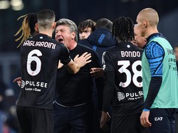 Napoli. Sang juara bertahan sedang kepayahan. Bos eksentrik Aurelio De Laurentiis dispekulasikan bisa memecat Walter Mazzarri, yang sebenarnya juga menjadi pengganti Rudi Garcia. Kans Mourinho masuk? Foto: REUTERS/JENNIFER LORENZINI
