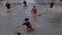 Kegiatan itu digelar untuk melestarikan permainan tradisional yang berkaitan dengan air di lahan persawahan.