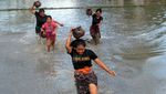 Warga Bali dan Turis Ikut Permainan Tradisional di Gianyar