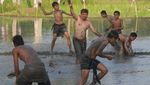 Warga Bali dan Turis Ikut Permainan Tradisional di Gianyar