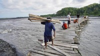 Jembatan itu rusak akibat diterjang arus sungai setelah hujan. 
